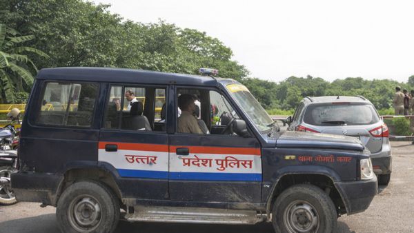 Lucknow Crime: पिता को गोली मारकर की हत्‍या, शरीर के टुकड़े कर नीले ड्रम में छिपाया, बेटा डांट से था नाराज 