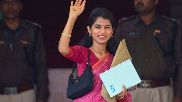 Maithili Thakur Viral Speech: विधानसभा में गरजीं मैथिली ठाकुर,लालू यादव को बताया धृतराष्ट्र,तेजस्वी 'दुर्योधन'