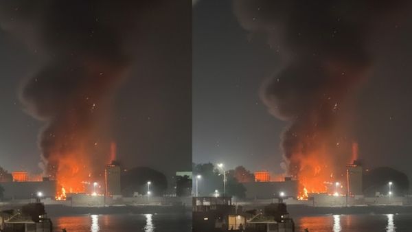 Naval Dockyard Fire: मुंबई में गेटवे ऑफ इंडिया के सामने नेवी के डॉकयार्ड की बिल्डिंग में लगी भीषण आग, Video