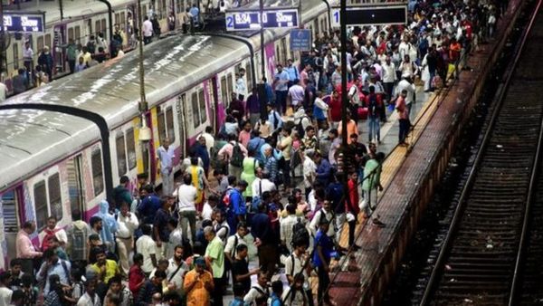 Mumbai local train: मुंबई लोकल में फटका गिरोह क्‍या है? जिससे बढ़े खतरे से निपटने के लिए GRP ने बढ़ाई सुरक्षा