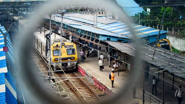 Mumbai local train: मुंबई लोकल ट्रेन टिकट के लिए नहीं लगानी पड़ेगी लंबी लाइन, लगाए जा रहे 325 Digital ATVM