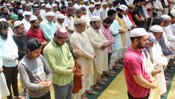 Mumbai News: एयरपोर्ट पर अब नहीं कर सकेंगे नमाज अदा, क्यों और किस वजह से लगाई गई यह पाबंदी?