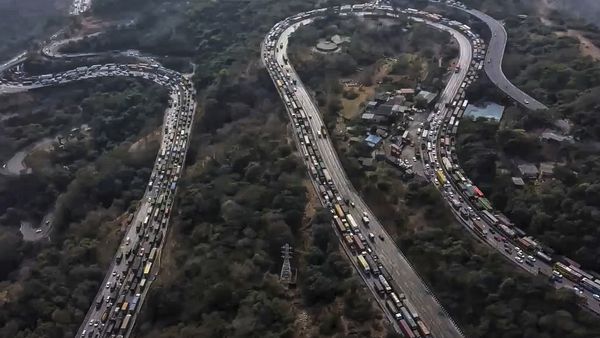 Mumbai Pune Expressway: 32 घंटे के जाम में फंसने वाले 1.2 लाख यात्रियों को सरकार देगी ₹5.2 करोड़ का रिफंड