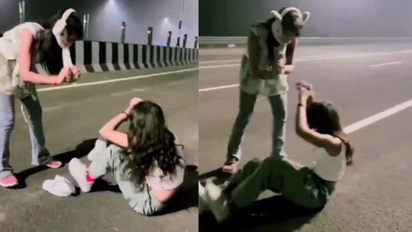 Nagin Dance on Highway: बीच सड़क पर नागिन डांस कर रही थीं दो लड़कियां, तभी पहुंच गया कानून का 'सपेरा' और फिर..