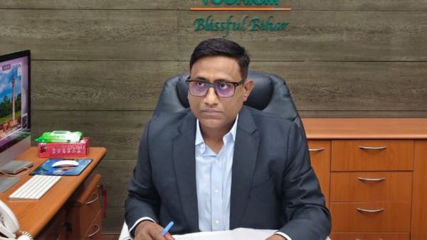 Bihar News: कौन हैं चार्टर प्लेन से चलने वाले IAS निलेश देवरे? जिनकी वजह से बिहार विधानसभा में छिड़ गई 'जंग'