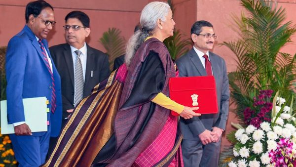 Budget 2026: बजट की शुरुआत में वित्त मंत्री ने क्यों किया SC ST का जिक्र? संसद में सितारमण ने बताया प्लान