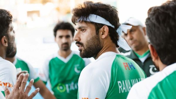 पाकिस्तानी टीम के प्लेयर्स ने किए टॉयलेट साफ़ और धोए बर्तन, तब हुई खाने की व्यवस्था, दुनिया भर में बन रहा मजाक