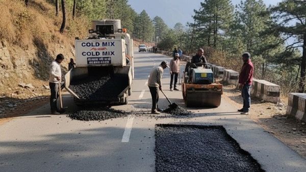 Pauri Garhwal सड़कों पर गड्ढों का तुरंत इलाज, क्या है कोल्ड मिक्स तकनीक जिससे ट्रैफिक पर नहीं लग रहा ब्रेक
