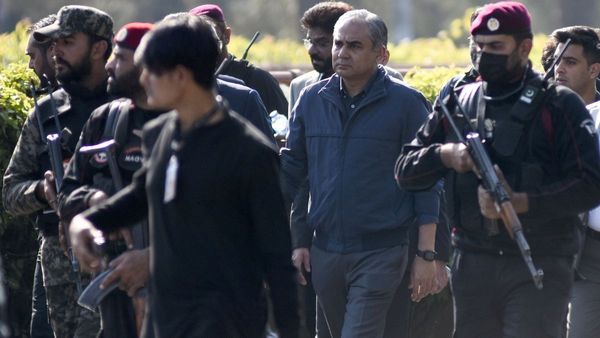 IND vs PAK: घुटनों पर आया पाकिस्तान! पूरी फौज लेकर कोलंबो क्यों पहुंचे नकवी? सीक्रेट मीटिंग पर बड़ा खुलासा
