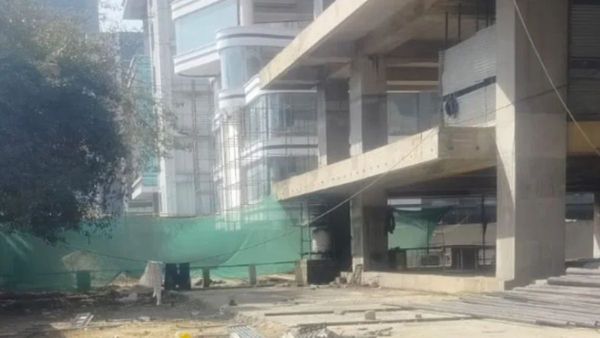 Noida Accident: रोजी-रोटी की तलाश में आए 2 मजदूरों की नोएडा में मौत, निर्माणाधीन बिल्डिंग में हुआ बड़ा हादसा