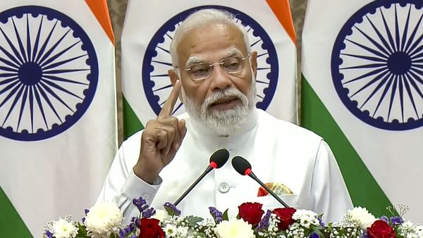 PM Modi Macron Meet: 'आतंकवाद को जड़ से मिटाना हमारी साझा प्रतिबद्धता', मुंबई में हुई मुलाकात की 10 बड़ी बातें