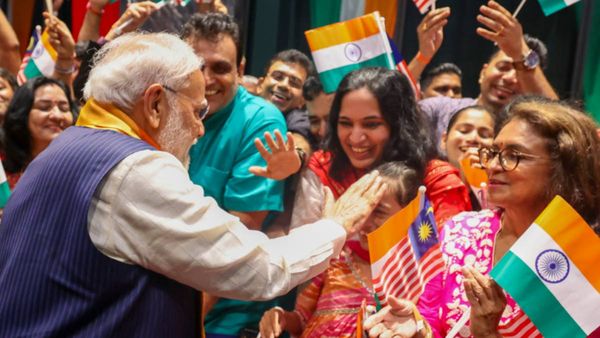 मलेशिया में पीएम मोदी का हुआ भव्‍य स्‍वागत, PM बोले- भरोसा भारत की सबसे मजबूत करेंसी बन गया है