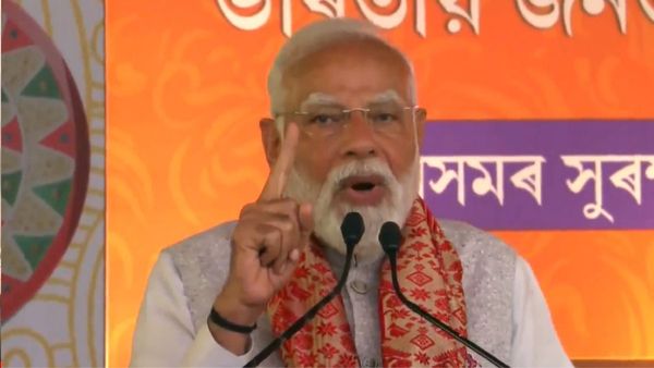 Guwahati में पीएम मोदी बोले- कांग्रेस ने असम को पीछे ढकेला, भाजपा ने विकसित किया