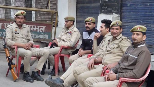 HOLI पर की ये गलती तो रंग की जगह बरसेगी लाठी! UP पुलिस ने जारी की गाइडलाइन