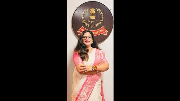 गांव से यूपीएससी तक: अंबेडकर नगर की पहली महिला IRS अधिकारी प्रतिभा चौधरी की प्रेरक कहानी