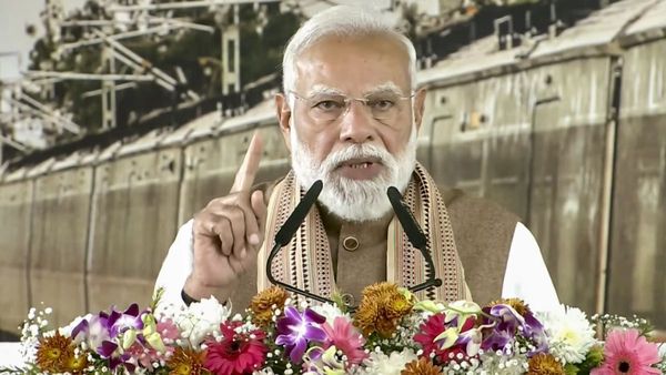 'कांग्रेस के दौर में सिर्फ 5 शहर, हमारे राज में 25 पार, मेरठ में PM मोदी ने मेट्रो के बहाने विपक्ष को धोया!