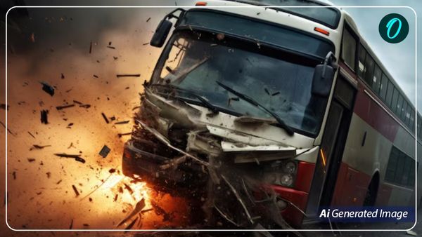 Purvanchal Expressway Accident Reason: डबल डेकर बस पलटी, 5 लोगों की मौत-16 लोग घायल 