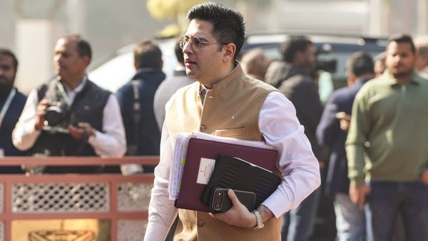 Private Sector Salary Hike: प्राइवेट नौकरी वालों को मिलेगा DA! राघव चड्ढा ने संसद में उठाई बड़ी मांग