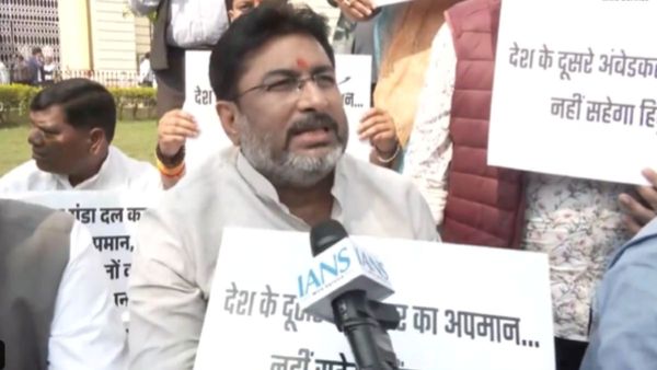 Bihar Assembly: रामविलास पासवान के अपमान पर बवाल, चिराग की पार्टी का सदन के बाहर प्रदर्शन