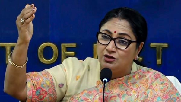 दिल्‍ली सीएम रेखा गुप्ता ने राजनीतिक तनाव के बीच ममता बनर्जी पर SIR में देरी करने का लगाया आरोप