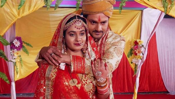 Bhojpuri Cinema: भोजपुरी इंडस्ट्री से बड़ी खबर, ऋतु सिंह और गौरव झा ने रचाई शादी, ऐसे थामा एक दूसरे का हाथ
