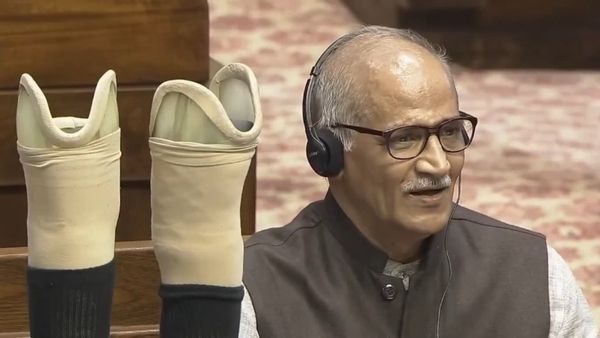 Sadanandan Master कौन हैं? संसद की मेज पर क्यों रखे अपने कृत्रिम पैर, भावुक हुए अमित शाह