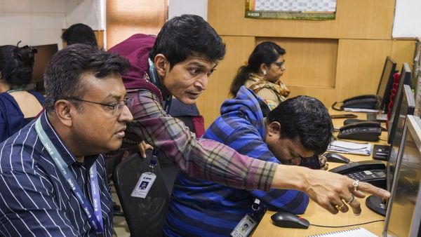 Stock Market: शेयर बाजार में हड़कंप, निफ्टी के साथ सोना-चांदी भी औंधे मुंह गिरे, एक झटके में करोड़ों उड़े