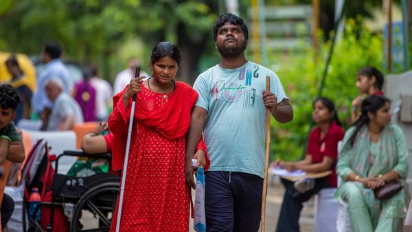 व्हीलचेयर से स्मार्टफोन तक… दिव्यांगों की जिंदगी बदल रही दिल्ली की ‘सुगम्य सहायक योजना’, 400 को सीधा फायदा