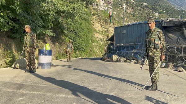 Udhampur Encounter: सेना और जैश-ए-मोहम्मद आतंकियों के बीच मुठभेड़ जारी, 2-3 संदिग्ध जंगल में छिपे