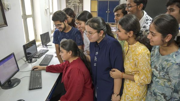 UP Scholarship: यूपी के छात्रों को योगी सरकार का डबल गिफ्ट! अब दो बार मिलेगी स्कॉलरशिप, क्या है प्लान?