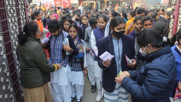 UP Board Exam 2026: पेपर बनाने वालों पर गिरी गाज! क्वेश्चन पेपर में बड़ी चूक, 27,000 छात्रों ने छोड़ी परीक्षा!