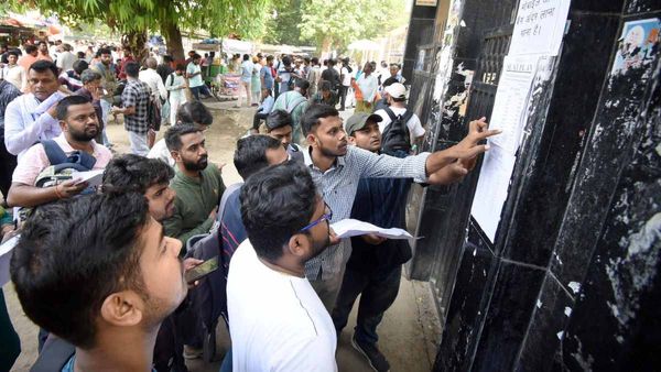 UP Board Exam Date 2026: कल से शुरू होगी 10वीं-12वीं की परीक्षा, ना करें ये 5 गलती, आ गई लास्ट मिनट गाइडलाइंस