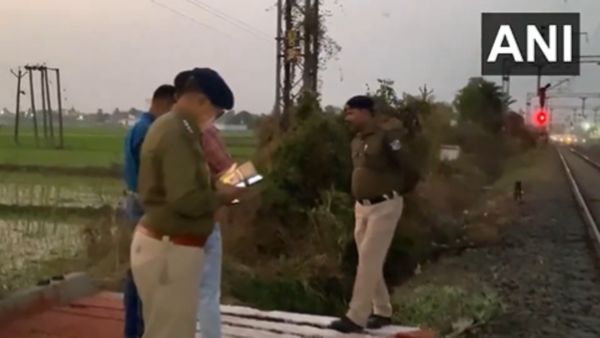 Birbhum Bomb Threats: बीरभूम के सैंथिया रेलवे ट्रैक पर बम की खबर, ट्रेनों का आवागमन ठप-GRP तैनात