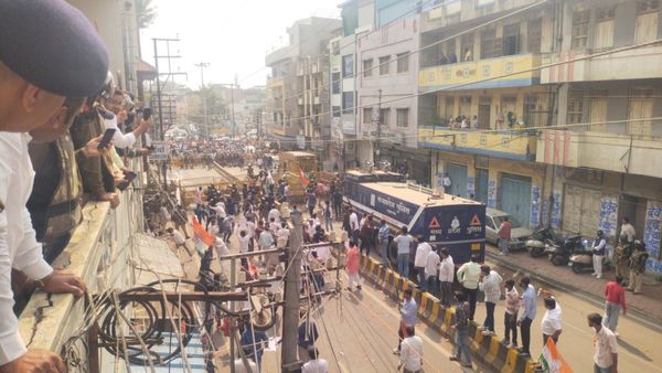 Indore News: गांधी भवन के सामने पत्थरबाजी, पत्रकार समेत कई घायल; BJP और कांग्रेस कार्यकर्ताओं में भिड़ंत