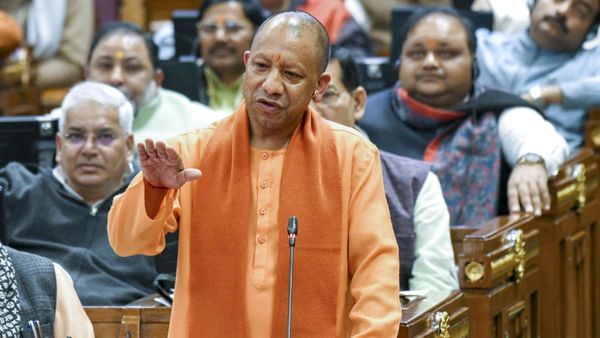 UP Govt Holi Gift: होली से पहले यूपी के लाखों कर्मचारियों की चमकी किस्मत, वेतन और पेंशन पर आई गुड न्यूज