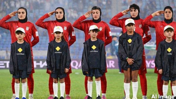 ​फुटबॉल के मैदान से सीधे बगावत, होटल से भागीं 5 ईरानी खिलाड़ी, ऑस्ट्रेलिया में मांगी शरण