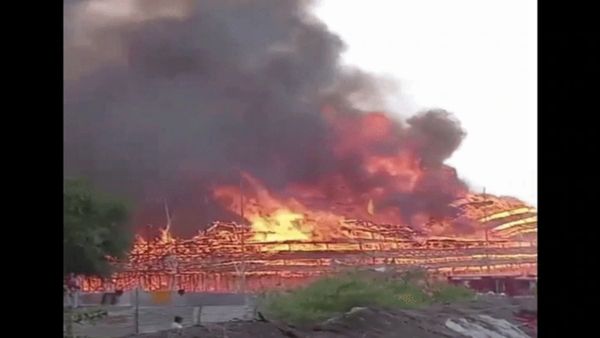Ayodhya Fire: अयोध्या में यज्ञशाला बनी आग का गोला, राम मंदिर से कुछ ही दूर धू-धू कर जला पंडाल, VIDEO वायरल