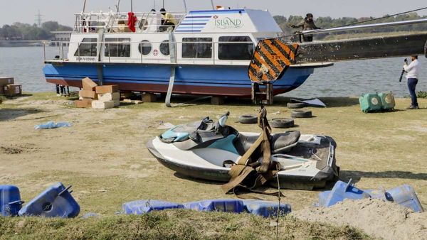 Yamuna में शाही मौज की तैयारी पर चला हथौड़ा! करोड़ों का VIP बोट टेंडर रद्द, 2 अधिकारी भी नपे, कैसे हुआ खुलासा?