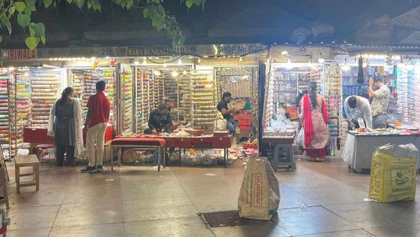 Delhi Aaj Kya Khula Kya Bandh: महावीर जयंती पर बैंक-स्कूल में छुट्टी? चेक कर लें मेट्रो और बाजार का हाल