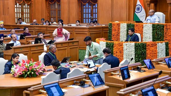 'बेटियों के अपमान पर बवाल', दिल्ली विधानसभा में गूंजा हंगामा, AAP के बयान पर एक्शन मोड में स्पीकर