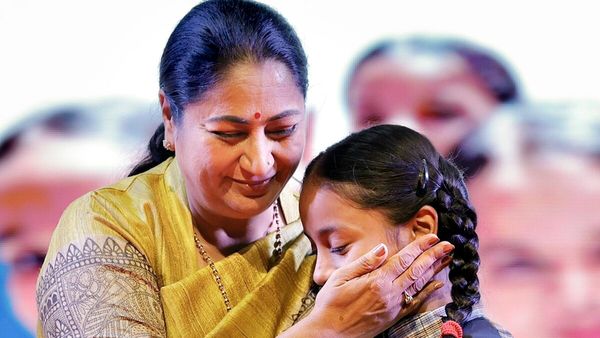 Delhi Lakhpati Bitiya Yojana: क्या है ‘दिल्ली लखपति बिटिया योजना’? 21 साल में मिलेगा 1 लाख से ज्यादा