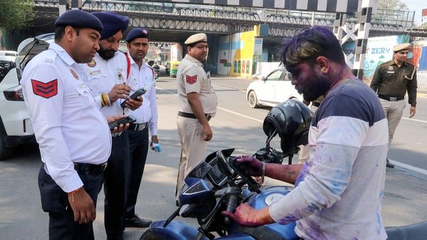 Delhi में शराब पीकर गाड़ी चलाने वालों की खैर नहीं ! 1200 से ज्यादा चालान, इन इलाकों में सबसे ज्यादा पकड़े लोग