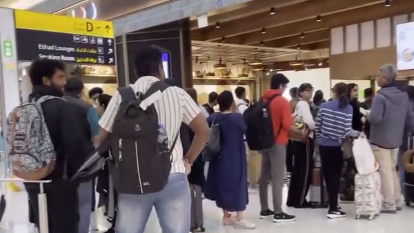 अबू धाबी एयरपोर्ट पर भारतीयों समेत फंसे हजारों यात्री, Air india ने 1 मार्च तक रद्द की सारी फ्लाइट