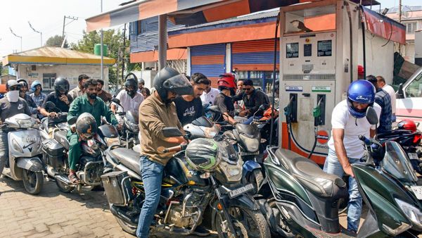 Petrol Diesel Price Hike: 500 रुपए लीटर पेट्रोल की अफवाह से पंपों पर मची भारी लूट, हैदराबाद में लगी लंबी कतार