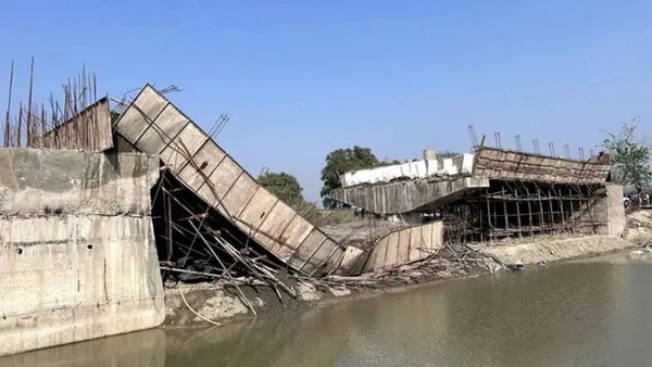 Bihar News: गोपालगंज में निर्माणाधीन पुल का स्पैन क्षतिग्रस्त, ग्रामीण कार्य विभाग के तीन अभियंता निलंबित