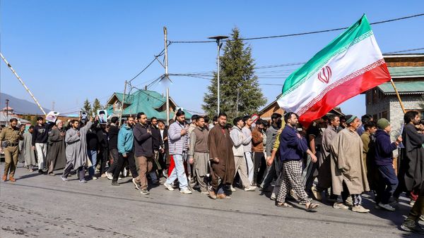 Ali Khamenei Death: खामेनेई की मौत पर सुलग उठा कश्मीर! श्रीनगर में प्रदर्शनकारियों पर दागे गए आंसू गैस के गोले