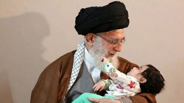 Khamenei Viral Photo: मौत के बाद आखिर क्यों वायरल हो रही खामेनेई की यह तस्वीर? वजह जान आप भी होंगे हैरान!