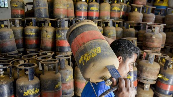 LPG Gas Cylinder Price Hike: भारत में अब सिलेंडर ₹1500 का हो गया? वाकई ईरान युद्ध ने गैस की कीमतें बढ़ाईं?