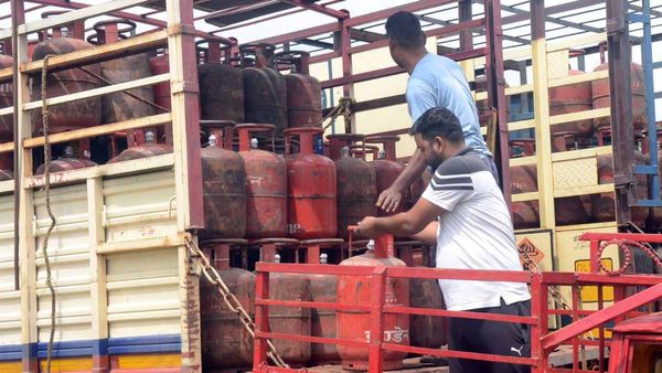 LPG: गैस संकट के बीच बड़ी राहत! कमर्शियल सिलेंडर की सप्‍लाई फिर से शुरू, दिल्ली-NCR के लिए सरकार का नया आदेश