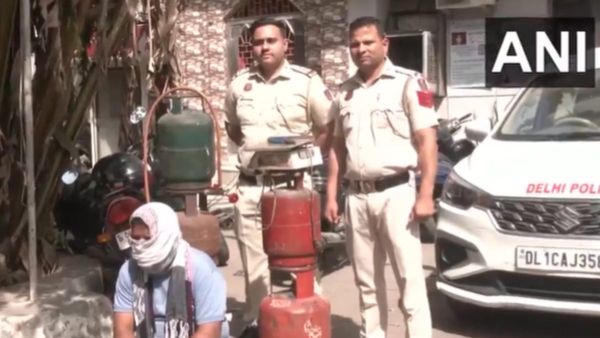 LPG Illegal Gas: दिल्ली में गैस सिलेंडर की कालाबाजारी का भंडाफोड़, 1 आरोपी गिरफ्तार, कई सिलेंडर बरामद